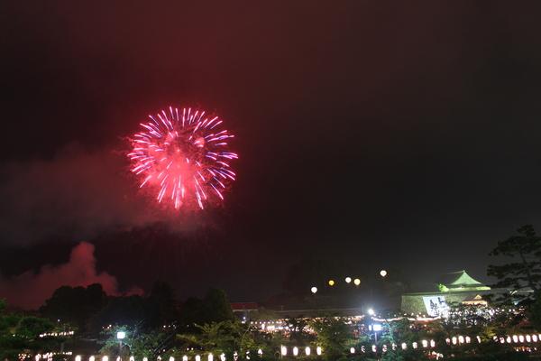 真っ赤な花火が篠山城の横に大きく打ちあがる写真