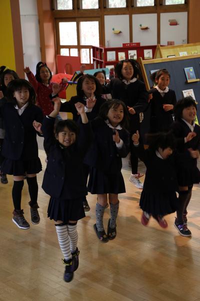 制服を着た女の子たちがジャンプしている写真