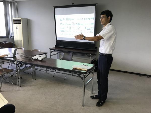 現地の写真を見ながら、帰庁業務報告をしている様子の写真