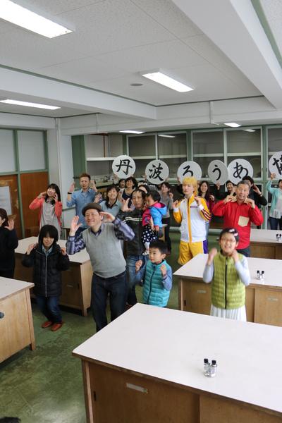 「丹波ろうあ」と書かれたてパネルをもってみんなでポーズをとっている写真