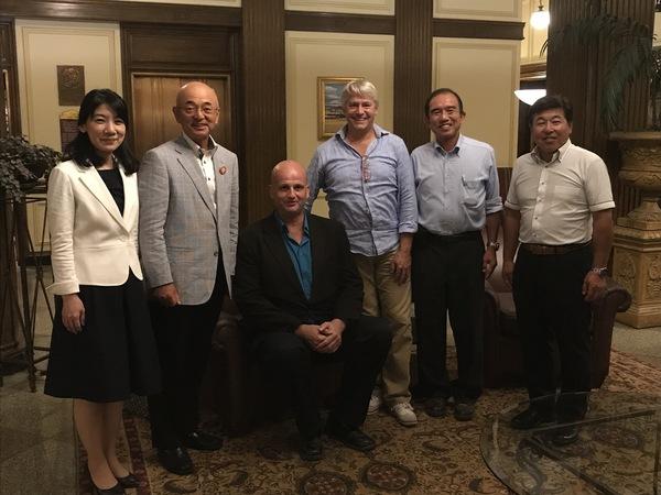 中野龍文さん、河知兵庫県ワシントン州事務所長、ロンビジットワラワラ代表、フランクリン姉妹都市委員長と市長が一緒に記念撮影写真