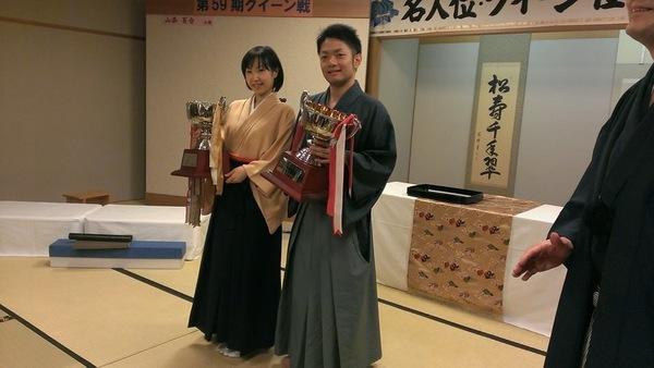 袴姿の坪田 翼さんと岸田 諭さんがトロフィーを持って記念撮影している写真
