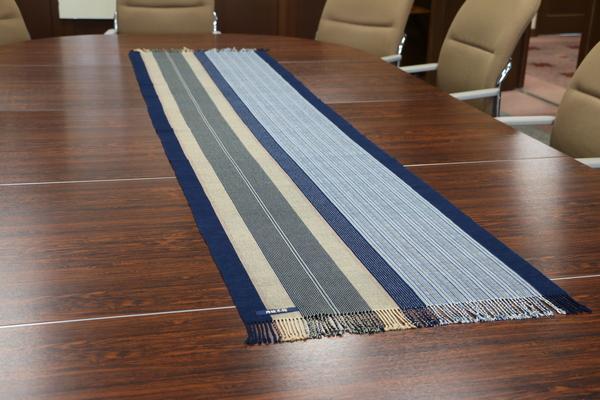 机に置かれたテーブルランナーの写真