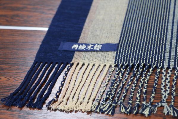 丹波木綿と記載のあるテーブルランナーのタグの写真