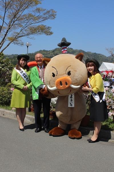 篠山市のマスコット人形「まるいの」と一緒に観光大使、市長が記念写真