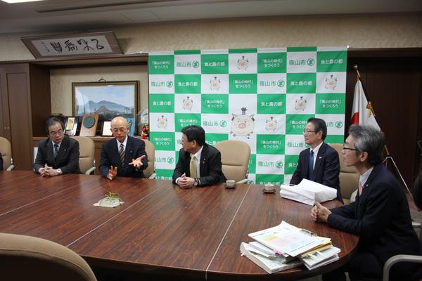 市長、佐藤町長、関係者3人で椅子に座り話をしている写真