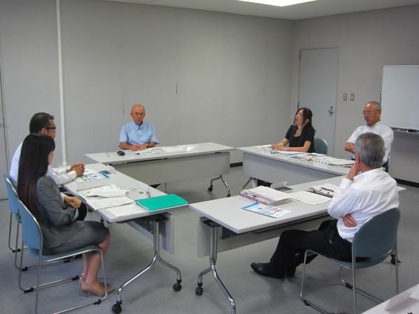 会議室にて市長を交えて、5名の方が机に資料を広げて会議をしている様子の写真