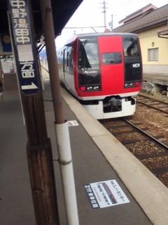 長野電鉄の赤い特急列車が到着した写真