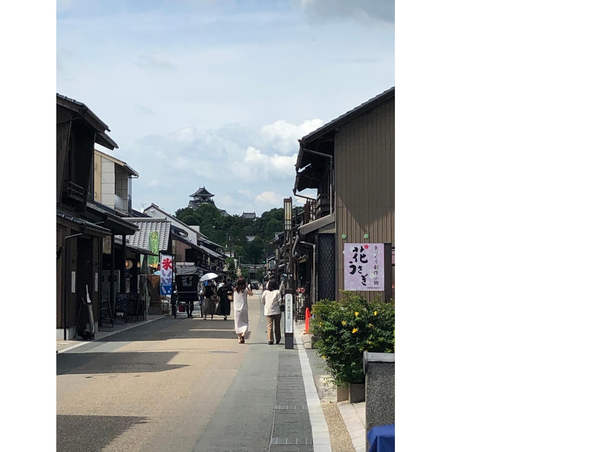 犬山市の城下町の様子。観光客が何人か歩いている。