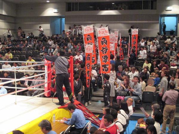 角谷 淳志選手の名前が書かれているオレンジ色ののぼり旗を持って、沢山のお客さんが応援に詰めかけている様子の写真
