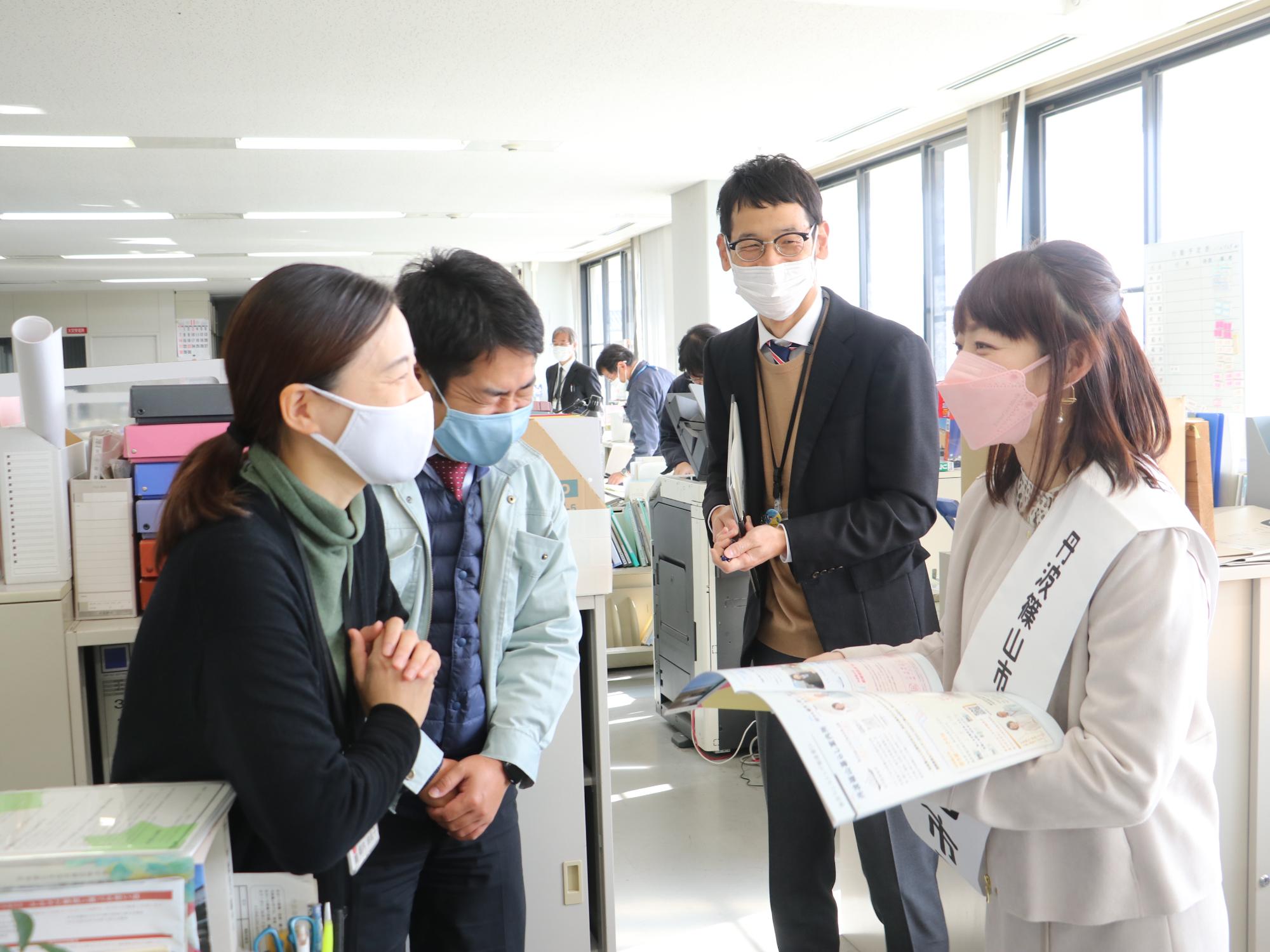 一日市長の熊谷市長が各部署をまわって激励している