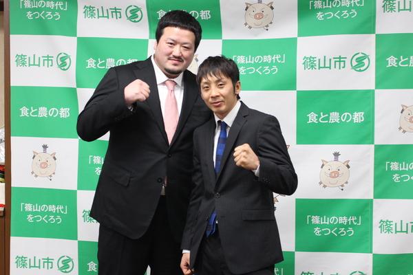 角谷選手とトレーナー方がガッツポーズをして笑顔で写っている写真