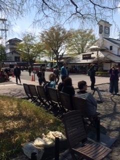 観光客の方がベンチに座っている写真