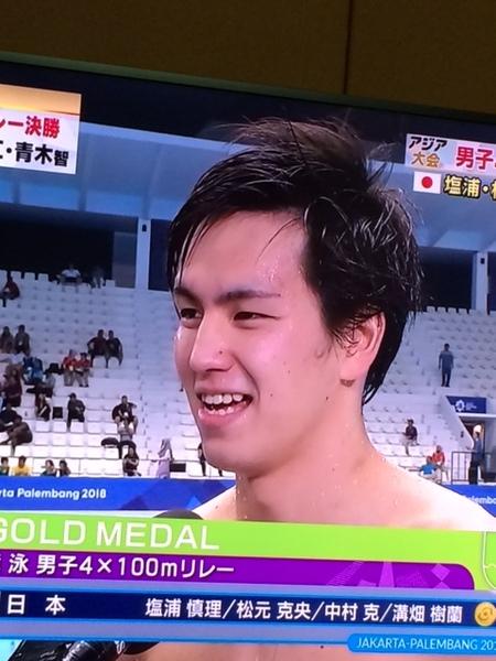 泳ぎ終わった後にインタビューを受けている溝畑君が、テレビ中継で放送された際の映像の写真