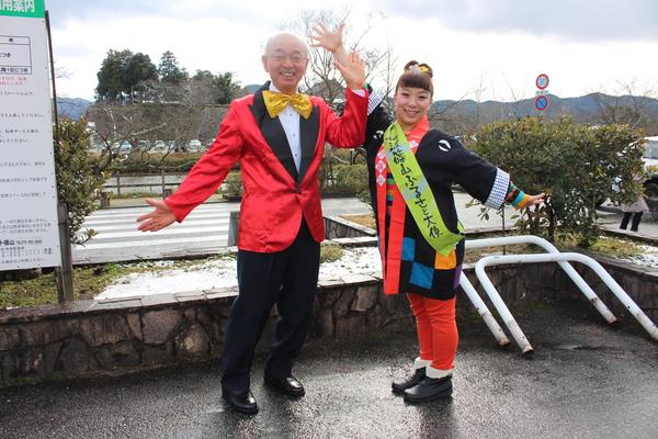 丹波篠山ふるさと大使、吉本新喜劇の森田まりこさんと赤のジャケットに金色の蝶ネクタイの市長と記念写真