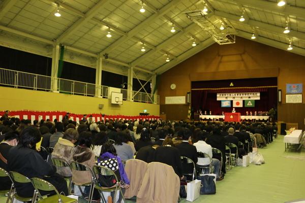 篠山産業高校丹南校閉校式の様子を体育館の入り口から写した写真