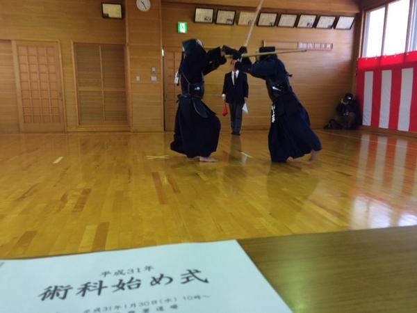 術科始めで剣道の試合中左の選手の竹刀が相手の頭に命中している写真