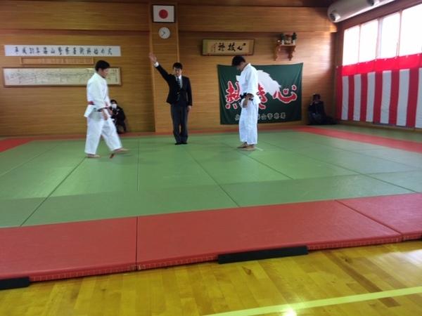 柔道の試合で一本決まり審判が左手を挙げ、左の選手は左足を一歩前に出して、右の選手はその場に立ち頭を下げている写真