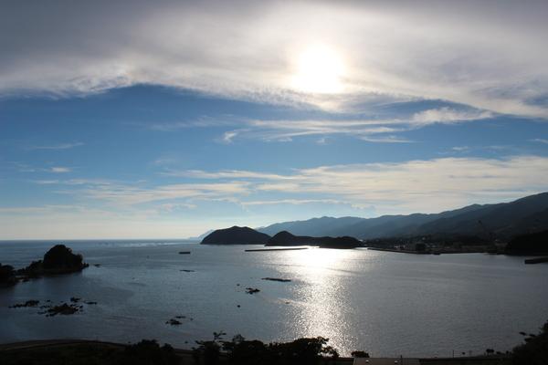 太陽の光が海面に反射している写真