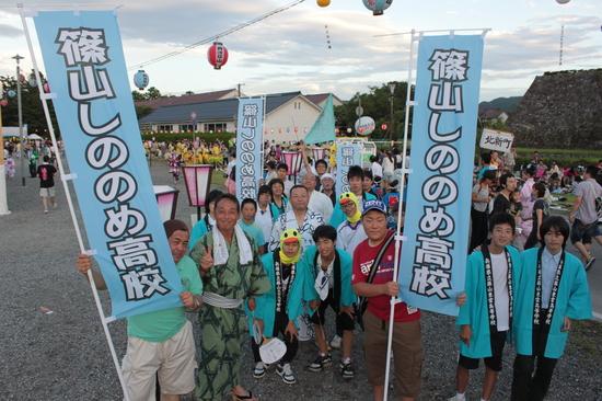 篠山しののめ高校ののぼり旗を手に持ち、生徒と大人で記念撮影写真