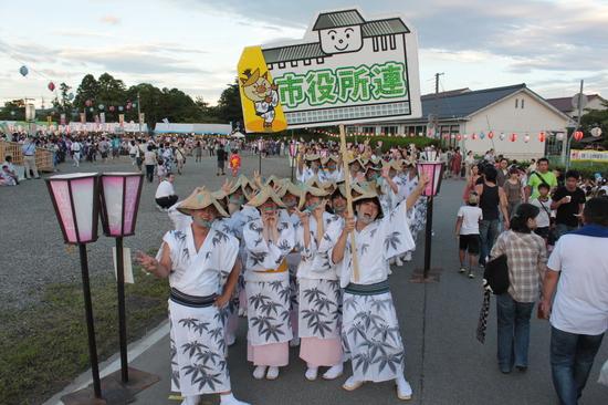 市役所連のプラカードを持ってみんなでポーズをとっている写真