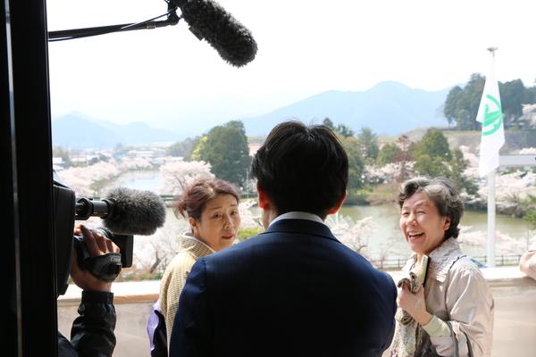 市長室のベランダで女性の方がインタビューを受けている写真