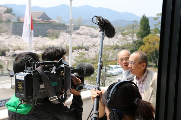 男性の方がアナウンサーから花見についてのインタビューを受けている写真
