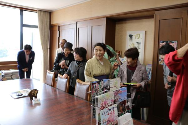 桜を市長室で女性の方々が見に来られている写真