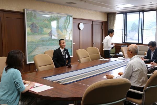 前中 裕太さんが市長室で、市長と向かい合って話をしている様子の写真
