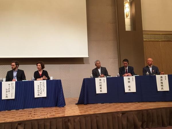 舞台の上に、左から、マッテオさん、マリージョゼさん、登壇者2名と篠山市長が座っている写真