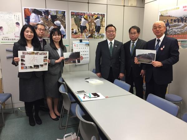 女性2名及び市長が地図や写真をもっており、市長の隣に国交省防災課長の黒川 純一良さんが一緒に写っている写真