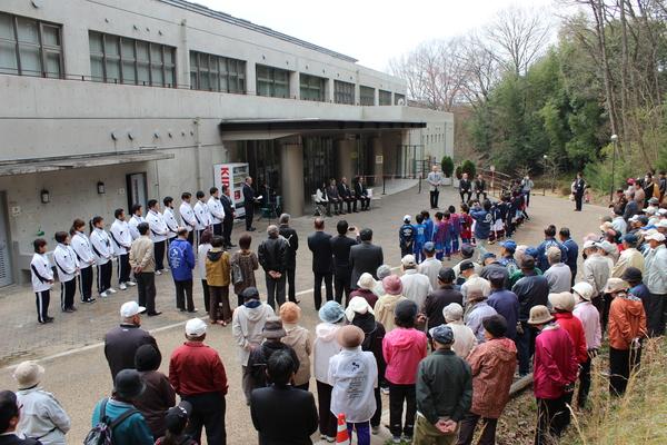 西紀運動公園 再オープンのセレモニーに沢山の市民の方が参加している全体の様子を後方から写している様子の写真