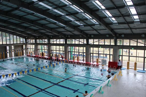 再オープンした室内プールを上から写しており、プールで水泳を楽しんでいる様子が写っている写真