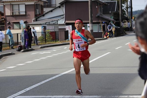 篠山鳳鳴高校の生徒が口を半開きにしながらも懸命に走っている写真