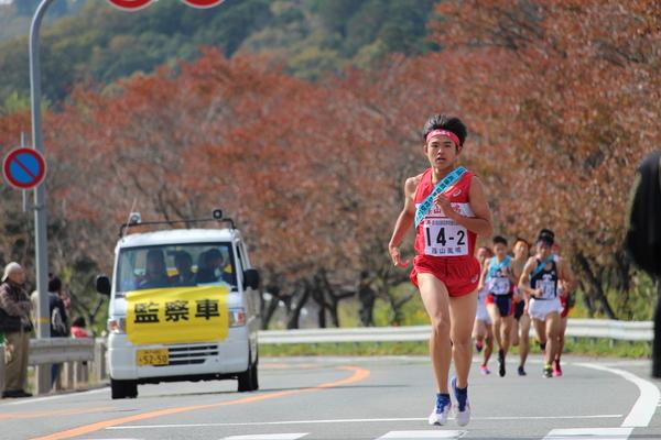 篠山鳳鳴高等学校の生徒が走りその後ろからランナーが固まって走っている写真