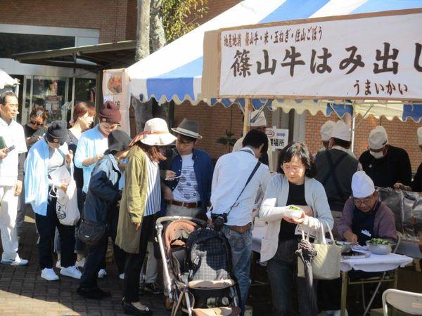 篠山牛が販売されているテントの所に人が並んでいる写真