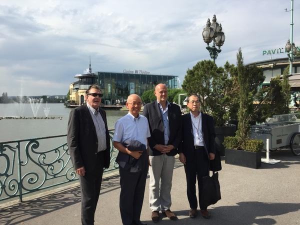 ドミニック館長、グレゴワール副市長、市長と男性の4人で記念写真