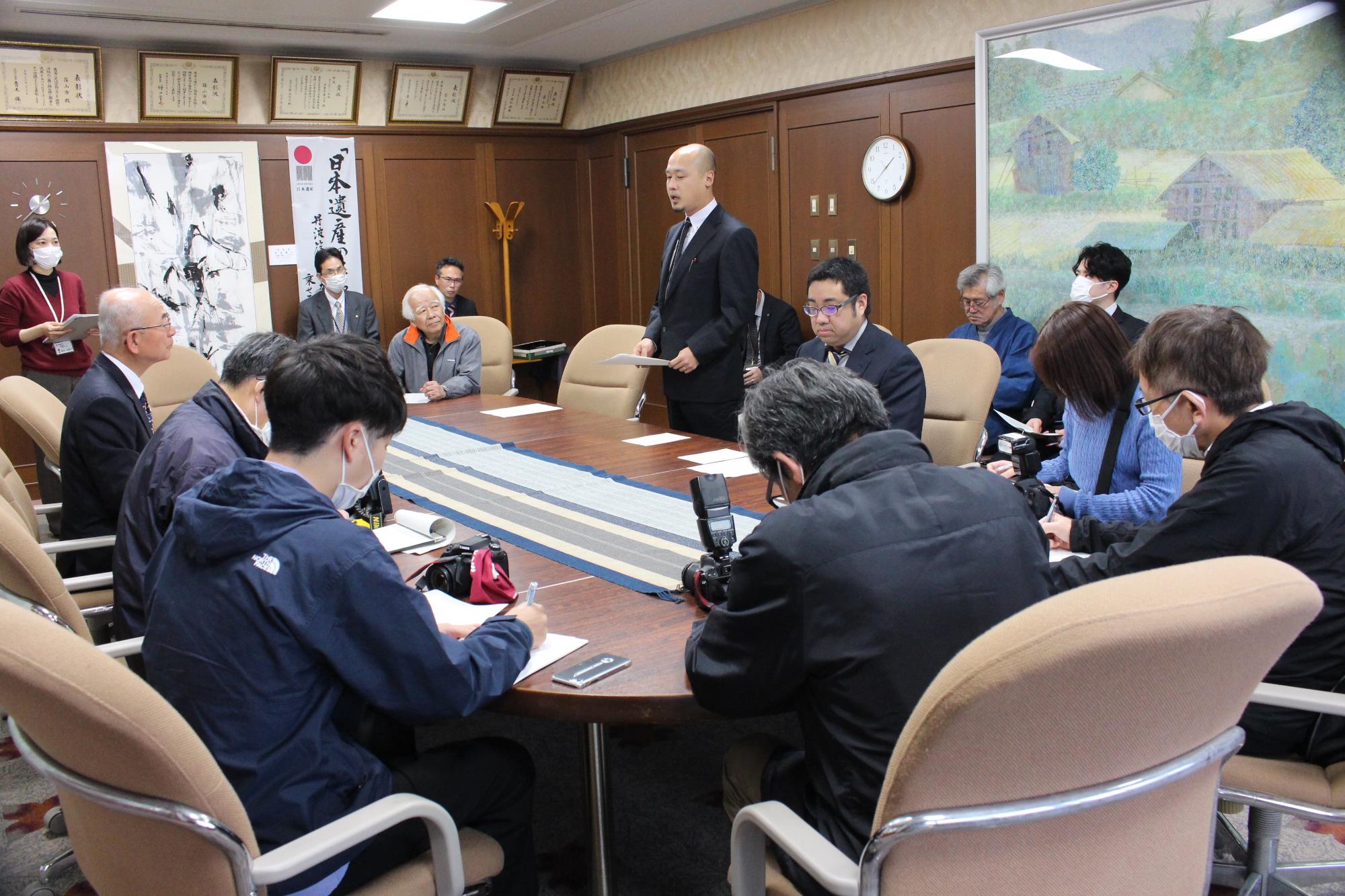 地域おこし協力隊委嘱状交付式ででお話をされる隊員