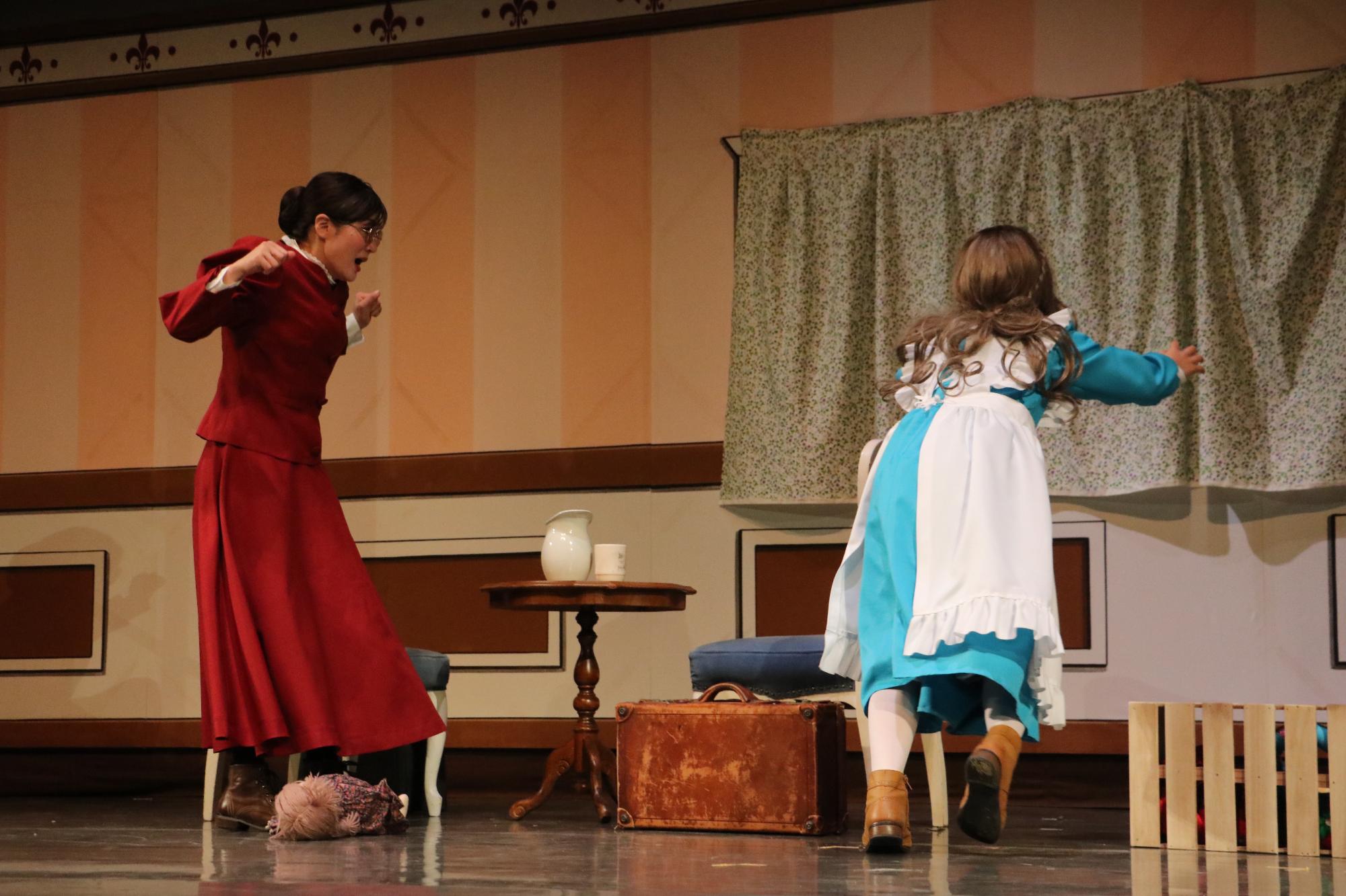 逃げるヘレンの後ろ姿と、驚くサリバン先生の写真