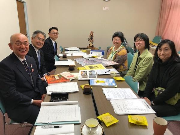 市長と関係者2名、ボランティアの3名の女性がカメラのほうをむき笑顔で写っている写真