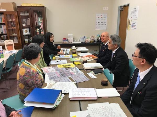 市長と関係者2名の方がボランティアの3名の女性と向かい合って座り資料などを見ながら話をしている写真