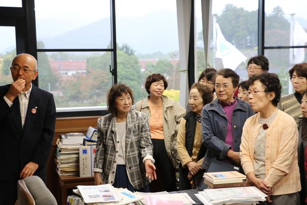 市長が絵を見ていて、中竹毬子先生が絵画教室の生徒さんに紹介している写真