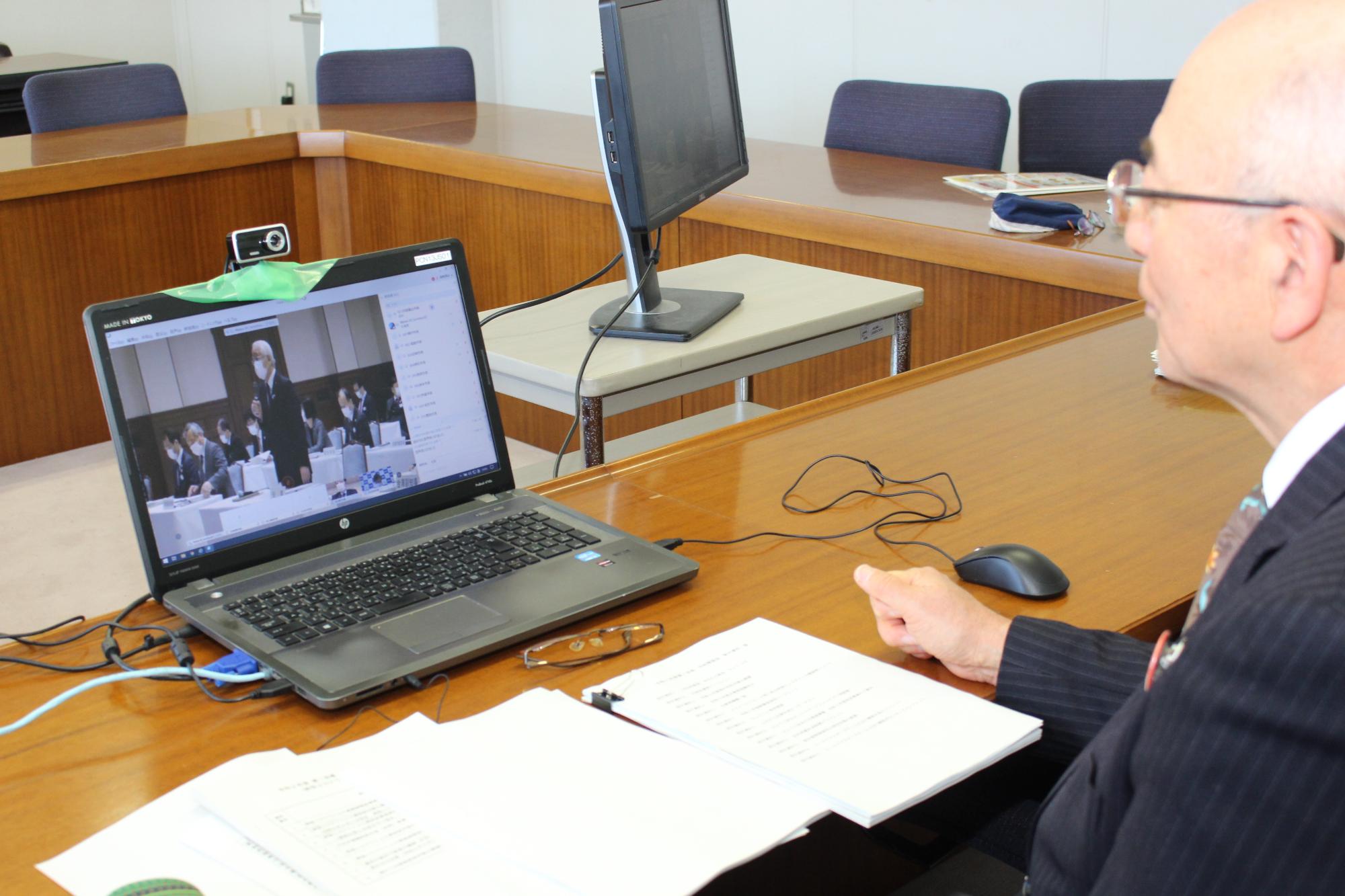 テレビ会議を行う市長
