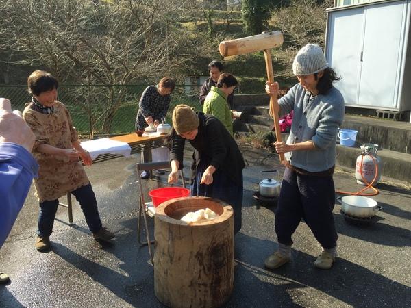 地域のおばあさん達と高木さんが餅つきをしている写真