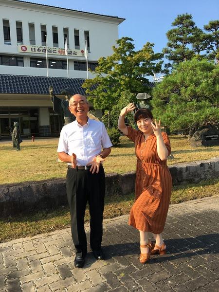 笑顔の市長と、丹波篠山ふるさと大使の森田 まり子さんがポーズをとっている写真