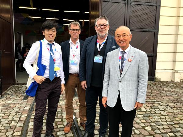 外国人の男性2人と市長と日本人の男性の4名が並んでいる写真