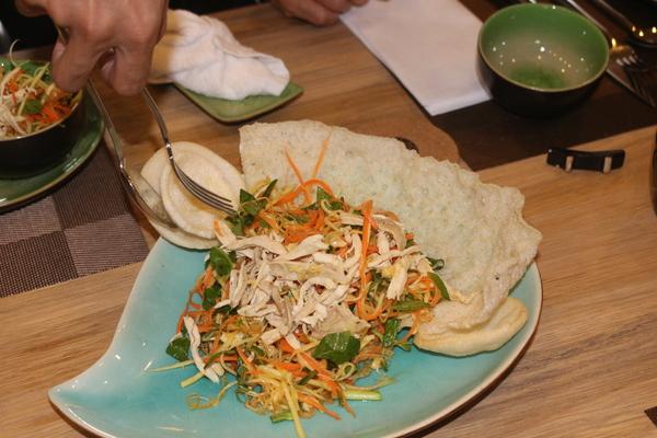 お皿の上の野菜と鶏肉が混ぜられたベトナム料理の写真