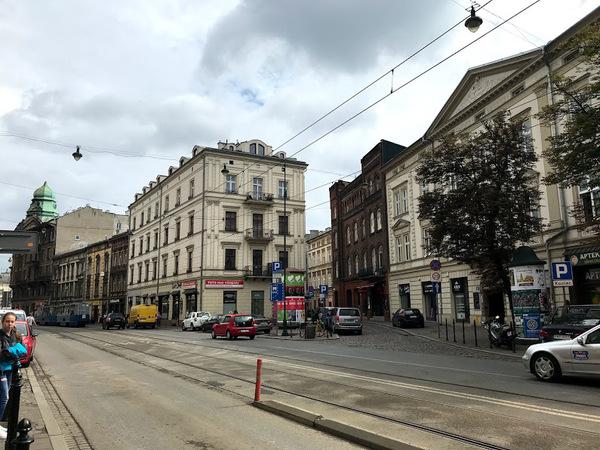手前に道路があり、その奥に白や茶色の洋風の建物が並んでいる写真