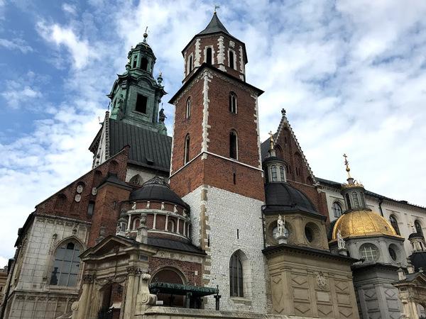 下の方が白色で上の方は茶色の壁で出来た洋風の建物が大きく映っている写真