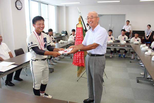 市長より山崎キャプテンに祝い金を渡している写真